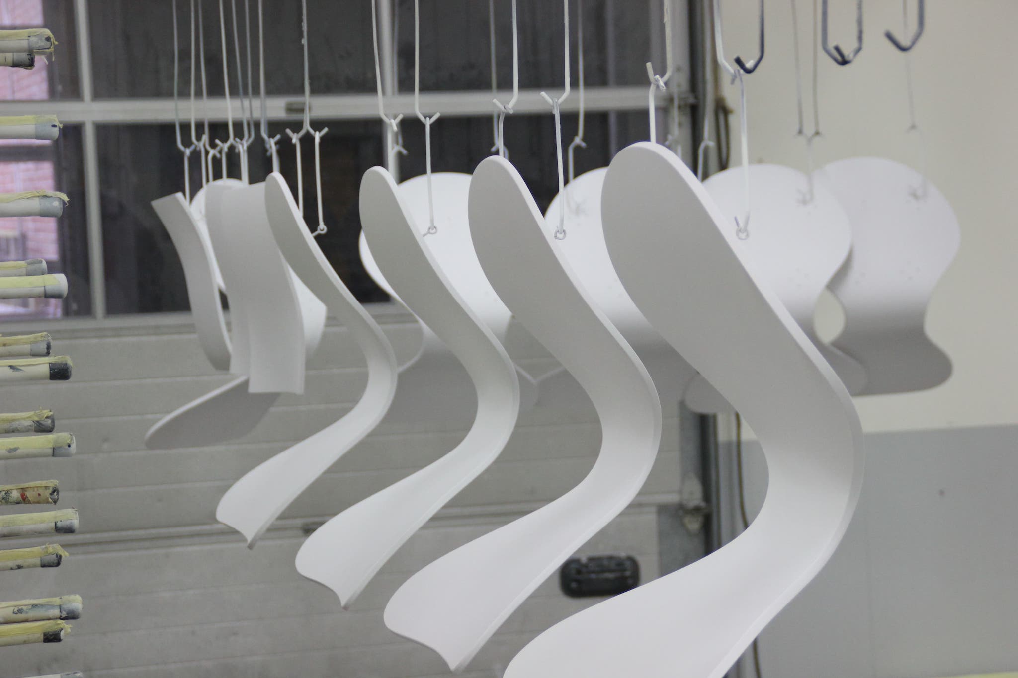 Spuiten van witte stoelen door meubelspuiterij Bart Dijkhof B.V.